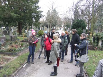 Gruppe bei der Führung "Wildnis Stuttgart" im Pragfriedhof. 